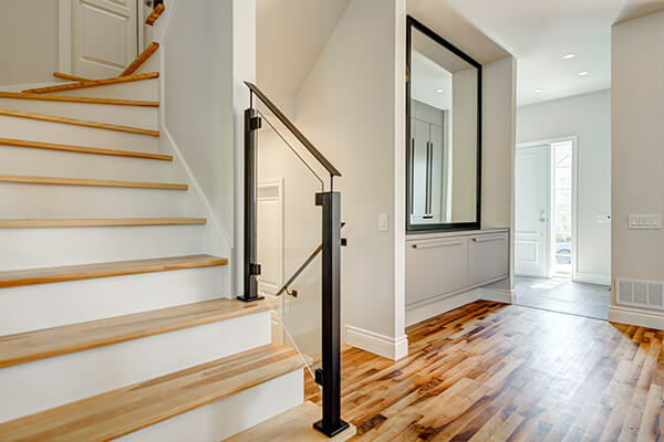 Rénovation Terrebonne : Escalier, rampe, mobilier et miroir sur mesure.